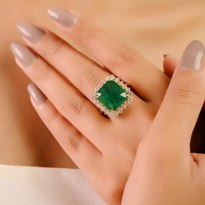 Anillo de Boda con Incrustaciones de Esmeraldas y Diamantes de Alta Calidad, Oro Amarillo Sólido K14, Joyería Hecha a Mano - Product Image 4