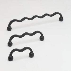 Tirador Minimalista de Latón Negro Sólido para Cajones de Gabinete con Extremos Redondos, Tirador Resistente para Puerta de Mueble - Product Image 1
