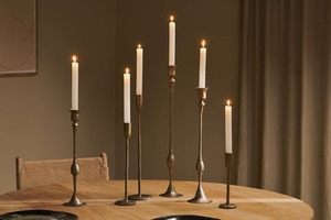 Support au fini métallique chaleureux qui reflète les flammes vacillantes, un attrait artisanal enchanteur qui ajoute une touche d'authenticité au style intérieur. - Product Image 2