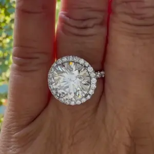 Anillo de Compromiso Clásico Vintage con Halo de Moissanita de Corte Redondo de 4.95 TCW, Plata de Ley con Baño de Rodio, Engaste de Garras, para Mujer - Product Image 5