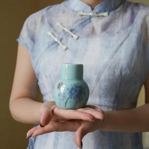 Jarrón de Cerámica Artístico con Esmalte Azul Suave, Detalle Floral Pintado a Mano, Diseño Compacto para un Elegante Acento Decorativo en el Hogar - Product Image 2