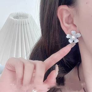 ต่างหูมุกดีไซน์เรียบหรู ดูแพง ดีไซน์ดอกไม้คริสตัลโลกน้ำแข็ง คุณภาพสูง - Product Image 4