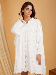 Vestido Mini Boho Blanco de Algodón Bordado con Aberturas Caladas, Manga Larga, Corte Holgado, Cuello en V y Dobladillo con Volantes, Ropa Casual de Verano - Product Image 2