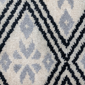 Alfombra de Lana Tejida a Mano con Diseño de Diamantes Nórdicos en Gris y Negro, Alfombra Moderna Geométrica Antideslizante y Ecológica para Sala de Estar u Hotel - Product Image 3