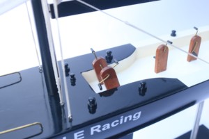 เรือใบอเมริกันทำมือจากไม้ รุ่น B.M.W ORACLE RACING สำหรับตกแต่งบ้านบนโต๊ะ ของขวัญคริสต์มาส หรือของขวัญทางธุรกิจ - Product Image 5