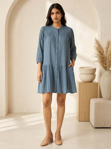 Robe chemise en lin et coton bleu, manches trois quarts, col montant, coupe trapèze, longueur mini, décontractée, pour tous les jours, respirante, avec poches - Product Image 1