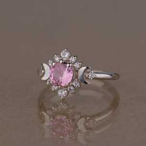 Bague Hécate en tourmaline rose en forme de croissant de lune, en argent sterling fait main, certifiée IGI, bijou statement Art Déco pour femmes et hommes, style gothique - Product Image 5
