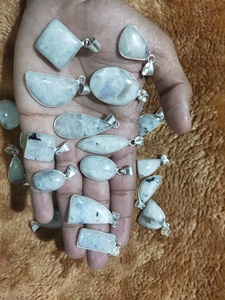 Colgante de Piedra Lunar Verde Natural con Engaste Vintage en Forma de Lágrima, Bañado en Plata 925, Gema Hecha a Mano, Venta al por Mayor - Product Image 2