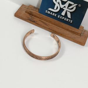 Brazalete Abierto Magnético de Cobre Tradicional Premium, Hecho a Mano, Ajustable, Ligero, con Diseño Grabado de Llave Griega - Product Image 3