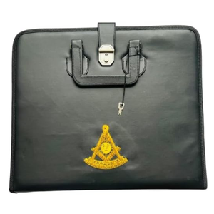 Étui à tablier maçonnique en cuir noir Uniquen Enterprises, fermeture éclair, emblème brodé, pour hommes adultes MCC02 - Product Image 1