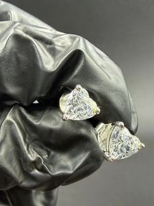 Pendientes Clásicos con Corte de Corazón, Estilo Diamante Moissanite, Tono Plateado, Minimalistas y de Lujo para Mujeres y Niñas - Product Image 5