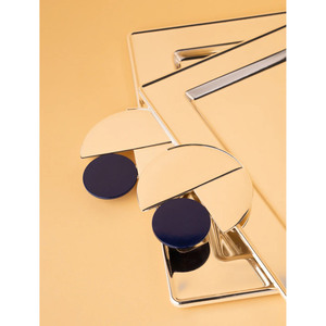 Améliorez le style de votre intérieur avec ce magnifique ensemble de plateaux de service argentés, comprenant des accents géométriques uniques en bois et des poignées. - Product Image 4