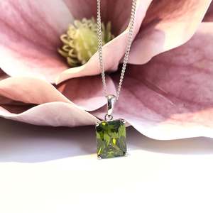 Collar Mia con Peridoto Rectangular, Plata de Ley, Piedra Verde del Mes de Agosto, Colgante de Gema, Regalo de Aniversario para Mujer - Product Image 5