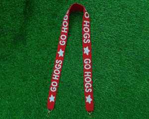 สายคล้องคอผ้าฝ้ายปักลาย Woo Pig Sooie ปรับได้ สีแดง รูปทรงสี่เหลี่ยมผืนผ้า ทนทาน ธีมกีฬา ของตกแต่งงานฝีมือ - Product Image 3