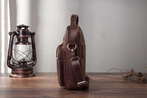 Sac bandoulière unisexe léger et imperméable en cuir véritable écologique avec plusieurs poches et coutures renforcées, fermeture éclair et bouton - Product Image 6