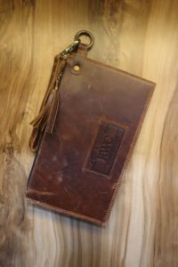 Pochette à main en cuir véritable fait main avec fourrure de vache – Pochette zippée style western marron et blanc avec bandoulière amovible - Product Image 2