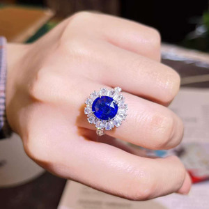 Magnífico Anillo de Zafiro Azul Real Natural de Sri Lanka de 3.64ct con Engaste de Oro de 18K Adornado con 41 Diamantes Blancos Brillantes - Product Image 1