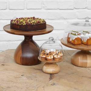 Soporte para pasteles de madera maciza para uso en panaderías caseras y presentaciones profesionales de catering. - Product Image 1