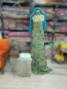 ผ้าคลุมไหล่สีเขียวมิ้นท์ประดับลูกปัดแบบฟรานซาวี ดีแรค พร้อมลายปักดอกไม้สีทองและสีน้ำเงิน และผ้าคลุมไหล่สีเทอร์ควอยซ์ - Product Image 1