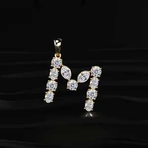 Nuevo colgante con diamante en forma de letra M, oro amarillo, diamante CVD cultivado en laboratorio, colgante solitario, color D-E con claridad VVS-VS. - Product Image 1