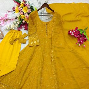 Robe de créateur en Georgette avec manches brodées de sequins de 3 mm et 5 mm, pantalon en micro-soie Latkan Dori et ensemble dupatta - Product Image 3