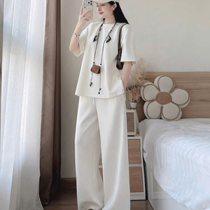 ชุดเซ็ตสองชิ้นสำหรับฤดูร้อน สไตล์ลำลอง ทรงเข้ารูปสำหรับผู้หญิง แขนสั้น ผ้าฝ้ายเนื้อนุ่ม ใส่สบาย เป็นมิตรต่อสิ่งแวดล้อม ซักได้ ตกแต่งแบบเรียบง่าย - Product Image 4