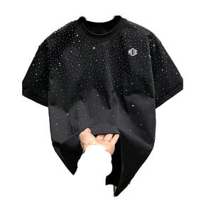 เสื้อยืดผู้ชายสไตล์สตรีทแวร์สุดเทรนดี้ ประดับเพชร งานปักวิบวับ แขนสั้น ทรงโอเวอร์ไซส์ หรูหรา ทรงบ็อกซี่ คอวี แฟชั่น รับผลิตแบบ OEM - Product Image 1