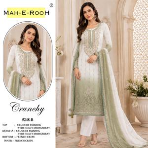 Look élégant pour femmes présentant un costume pakistanais avec rembourrage texturé, broderies lourdes et travail Khatli. - Product Image 3