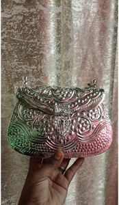 Des motifs floraux, enroulés et géométriques élaborés sont magnifiquement travaillés sur le devant, créant une pièce hautement décorative et artistique. - Product Image 1