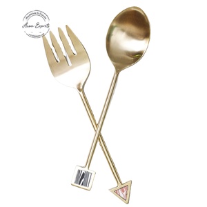 ชุดเซ็ตเสิร์ฟสลัดมือจับทรงเรขาคณิตที่ทันสมัยสีทองคุณภาพดีระดับพรีเมียมเหมาะสำหรับใช้เป็นของขวัญสำหรับรับประทานอาหารและตกแต่งโต๊ะ - Product Image 3