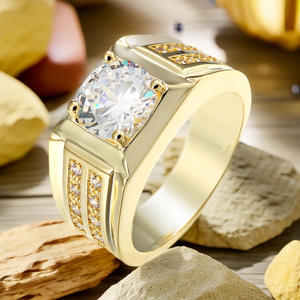 Bague de fiançailles AMBER JEWELS en or jaune plaqué rhodium avec diamant taille brillant, design géométrique, sertissage à griffes et accents pavés, pour homme - Product Image 2