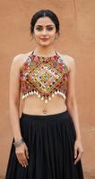 Ensemble de deux pièces : Blouse à col halter ornée de miroirs et Ghaghra en rayonne avec dos nu en dentelle Kodi, idéal pour le festival Navratri