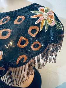 Top Corto Abstracto Tridimensional con Adornos de Mariposas y Flecos de Cuentas, con Forma de Alambre de Acero - Product Image 6