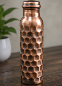 Carafe en cuivre mat gaufré géométrique de luxe, motif nid d'abeille martelé, design minimaliste, en cuivre pur - Product Image 3