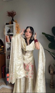 Presentamos un elegante conjunto de kurta, sharara y dupatta de diseño, en seda chinon pura con bordados. Compre directamente del proveedor. - Product Image 5