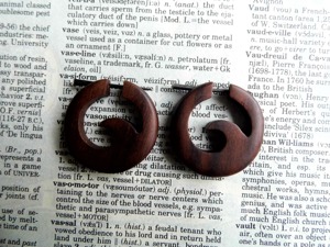 Boucles d'oreilles en bois, design en spirale brun foncé, bijoux en bois faits à la main, finition naturelle, accessoires de style bohème - Product Image 6