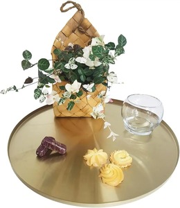 Bandeja redonda de metal dorado con patrón floral grabado, bandeja decorativa hecha a mano para servir, bandeja para mesa de centro, bandeja para cocina. - Product Image 5