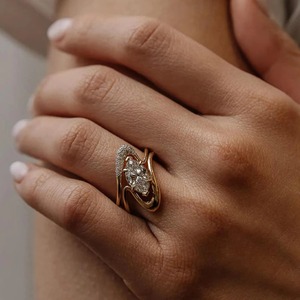Anillo de Compromiso Minimalista con Diamante Cultivado en Laboratorio de Corte Marquesa de 1.51 CT, Oro Amarillo de 14K, Engaste de Garras, Ondas de 1.8 MM, Certificado IGI - Product Image 4