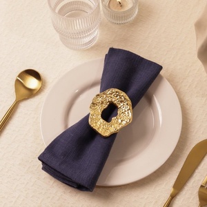 Anillo de Servilleta de Metal Hecho a Mano de Lujo, Dorado Martillado, Elegante Decoración para Mesa de Comedor, Accesorio para Mesa de Boda - Product Image 6