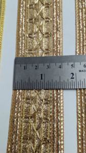 Elegante encaje dorado con acabado brillante, ideal para conjuntos de boda y fiesta. - Product Image 3