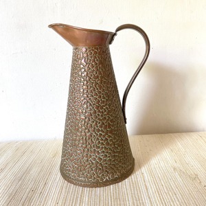 Jarra de cobre martillado con acabado antiguo y asa larga, perfecta para servir agua y para ocasiones especiales, venta al por mayor desde India. - Product Image 6