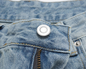 Shorts Bermuda déchirés pour hommes, bleu clair, denim délavé, style streetwear décontracté, fermeture boutonnée, 100% coton, écologique - Product Image 2