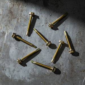 Tornillos Autoperforantes de Cabeza Hexagonal Marca PDC, Clase 8, Rosca Estándar para Construcción y Techos, Acabado en Zinc, Material de Acero y Latón, en Pulgadas - Product Image 1
