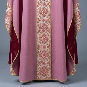 Casulla semigótica rosa premium de brocado damasco con orfebre, vestimenta litúrgica para sacerdotes católicos, traje de clérigo para misa. - Product Image 4