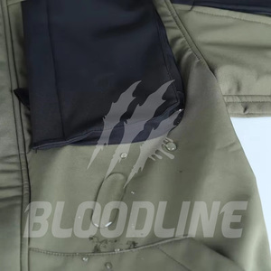 Chaqueta Táctica Negra con Capucha para Hombre Bloodline, Chaqueta de Invierno para Exteriores Resistente al Viento, Manga Larga, Logotipo Impreso en la Manga Izquierda - Product Image 5
