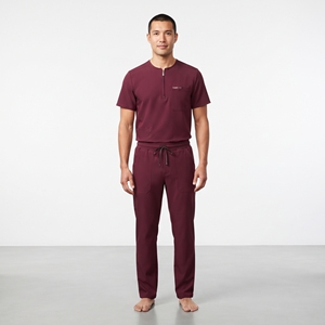 Conjunto de uniforme médico para hombre, color granate, con blusa de media cremallera y pantalón de poliéster con bolsillos y cintura con cordón, ideal para hospital. - Product Image 1