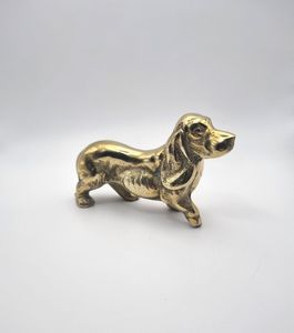 Statue de chien élégante en laiton faite à la main pour la décoration intérieure moderne, la présentation sur table et l'accent décoratif des hôtels - Product Image 3