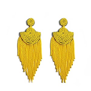 Boucles d'oreilles pendantes en forme de cœur avec pompons perlés audacieux et élégants, et boucles d'oreilles clous perroquet ornées de perles, fabriquées à la main, de la marque BaubleBar - Product Image 5