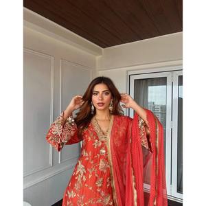 Ensemble de costumes de soirée taille XL avec broderie de zari et de paillettes - Product Image 2