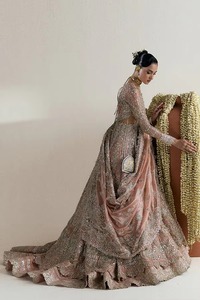 Broderie de sequins, travail artisanal en zardosi métallique et bordures festonnées complexes pour la haute couture pakistanaise contemporaine. - Product Image 3